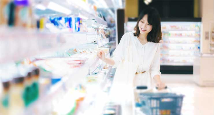 スーパーで買い物をする女性